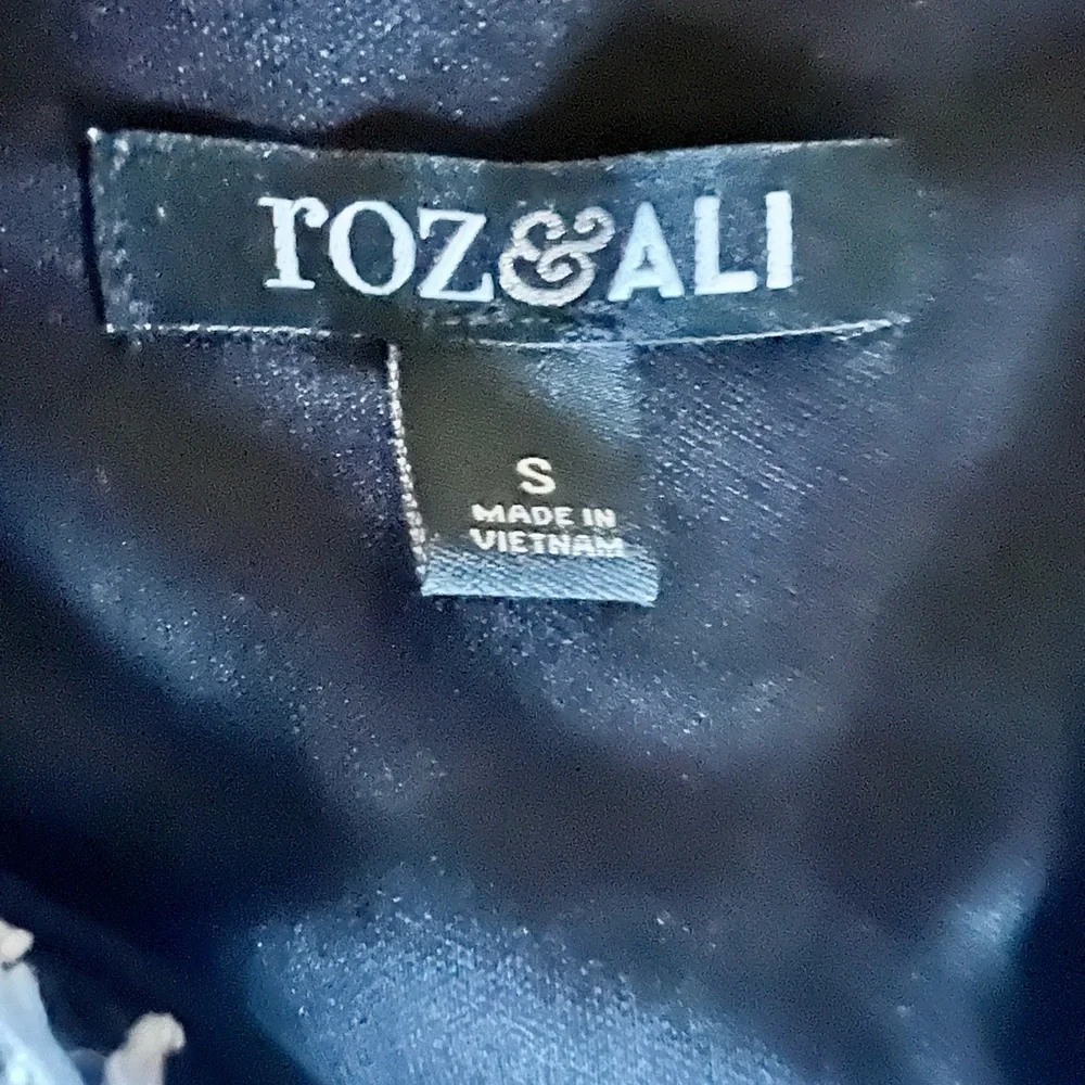 Dress barn B&W dress. Sz small! Scalloped bottom & cute bell sleeve with slit. - Picture 5 of 7